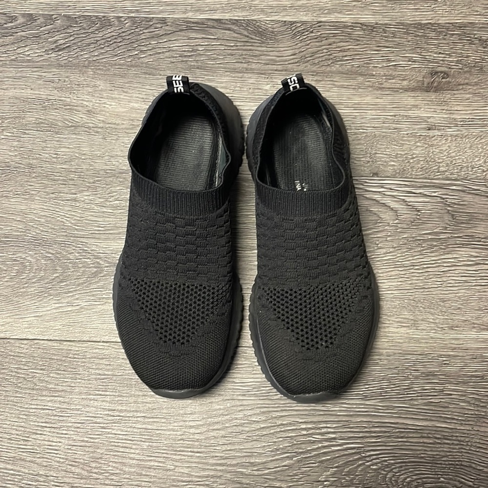 Pull on stretchy no tie sneakers